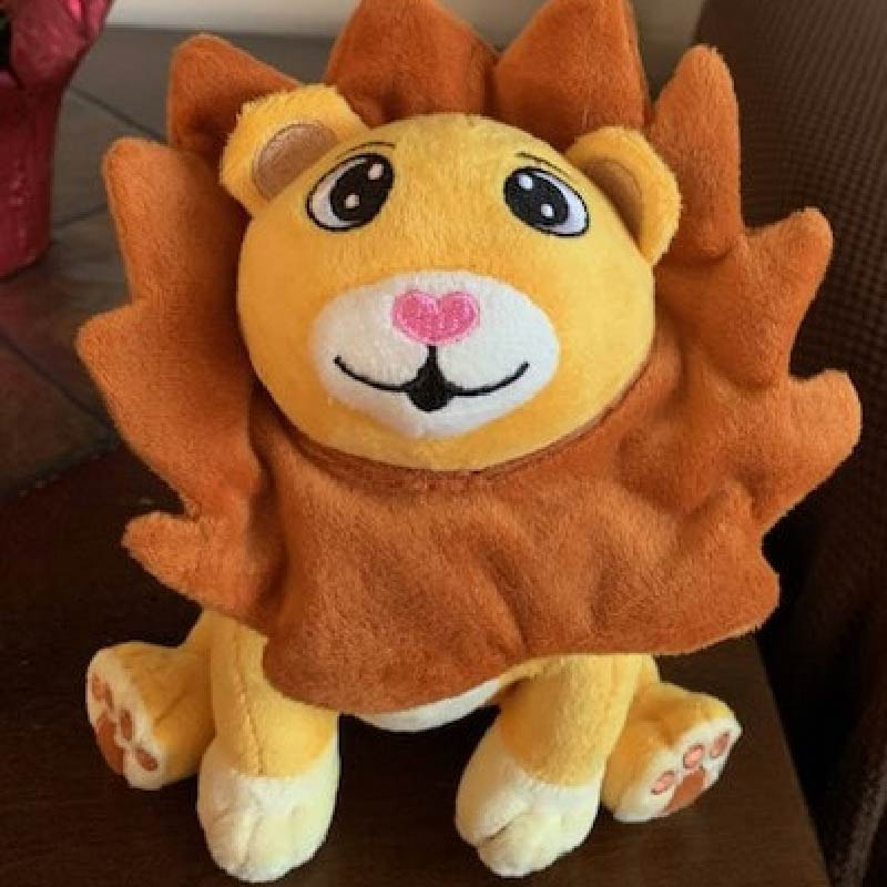 the-stuffed-plush-lion-lou-smiling